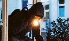 Rubano in casa e picchiano anche la cagnolina