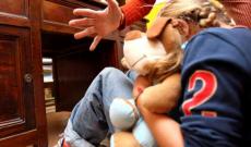 "Li picchia": tolti i figli al pap&agrave;