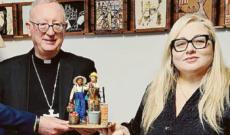 La nuova statuetta donata al vescovo