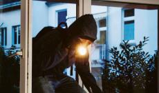 Una 14enne mette in fuga i ladri e protegge il fratellino