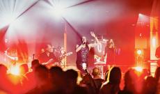 Il palcoscenico diventa uno specchio