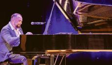 Gualazzi, il suo piano, la sua voce