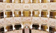 Don Giacinto sale sul palco