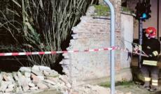 Un'auto abbatte lo storico muro