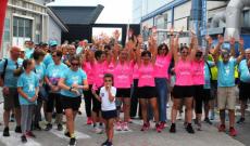 Un serpentone rosa va di corsa