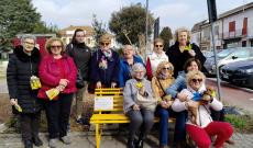 Panchina giallo mimosa, tutta l&rsquo;energia delle donne