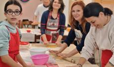 Diverse generazioni con le mani in pasta