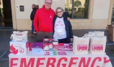 Emergency in piazza con le colombe di pace
