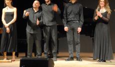 Tutti incantati dai copricapi