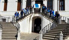 Studenti in piazza per la consapevolezza