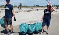 In spiaggia partono le pulizie di primavera