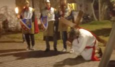 La Via Crucis attraversa il paese