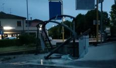 Mezzo pesante esce di strada pensilina dei bus abbattuta