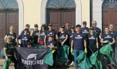 40 sacchi di rifiuti raccolti