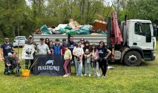 Riempito un camion di rifiuti