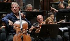 Moser incanta con il violoncello