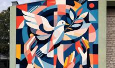 Un murales per la pace sulla parete della palestra