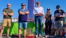 Gli aquiloni illuminano il cielo