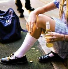 Vende alcool a una 14enne, lei finisce in coma etilico