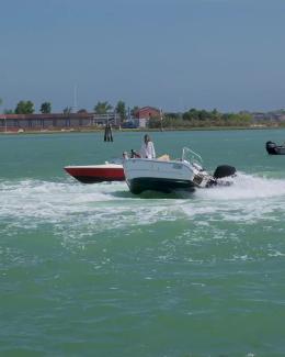Paura in laguna , pilota finisce in acqua, la barca rischia di travolgerlo