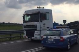 Moldavo alla guida di un camion confiscato con la patente falsa