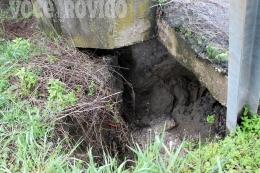 Voragine di due metri, ponte in pericolo
