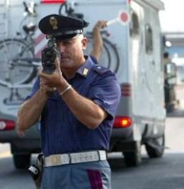 Il velox-cannone della Stradale ha fatto una strage di patenti