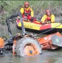 Trattore finisce nel canale, anziano muore annegato
