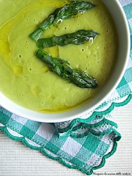 Vellutata di asparagi al limone: ricetta detox di primavera