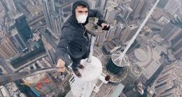 Selfie dal cornicione di un grattacielo, denunciati