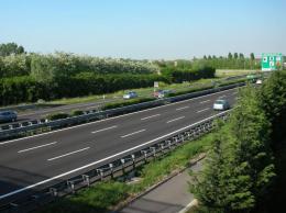 Una giornata da incubo: schianto fra tre tir, A13 di nuovo chiusa