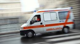 Schianto tra auto e moto, il centauro è ancora grave