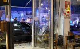 Auto si schianta sulla birreria e distrugge la vetrata