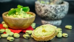 Tempo di grigliate? Ecco la ricetta del pesto di fave e menta per bruschette