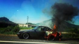 Paura in A13, Porsche distrutta da un'incendio