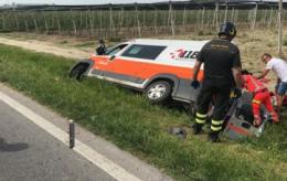 Auto sperona ambulanza e la butta fuori strada