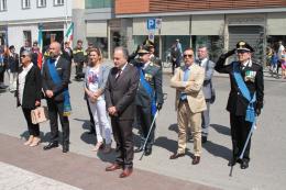 25 aprile, parata e alte uniformi in piazza