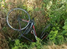 Anziano in bici vola fuori strada: la passeggiata diventa tragedia
