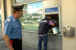 Fanno esplodere il bancomat: 9mila euro di bottino