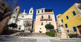 I profumi e la pietra rosa di Borgio Verezzi, la perla della Liguria