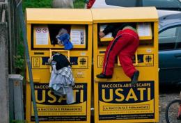 Bimbo rimane incastrato in un cassonetto per i vestiti usati