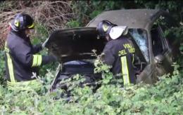 Tamponamento, auto si impenna e vola nel fossato