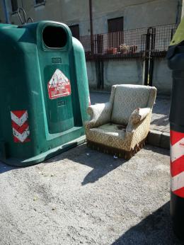 Sedia e materasso abbandonati a rifiuti