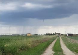 Che impressione: funnel cloud in formazione nel cielo del Delta