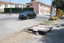 Auto fuori controllo abbatte cartellone pubblicitario