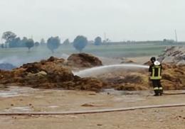Distrutti dalle fiamme  oltre 1500 quintali di fieno