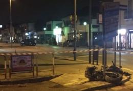 Incredibile carambola: moto centra un'auto, si impenna e "atterra" su una ciclista