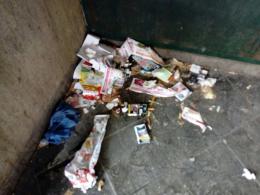 Sporcizia e degrado in pieno centro