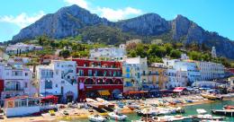 Capri: una gita tra mare, faraglioni e grotte, con vista sul Golfo di Napoli