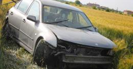 Perde il controllo della vettura e vola nel campo